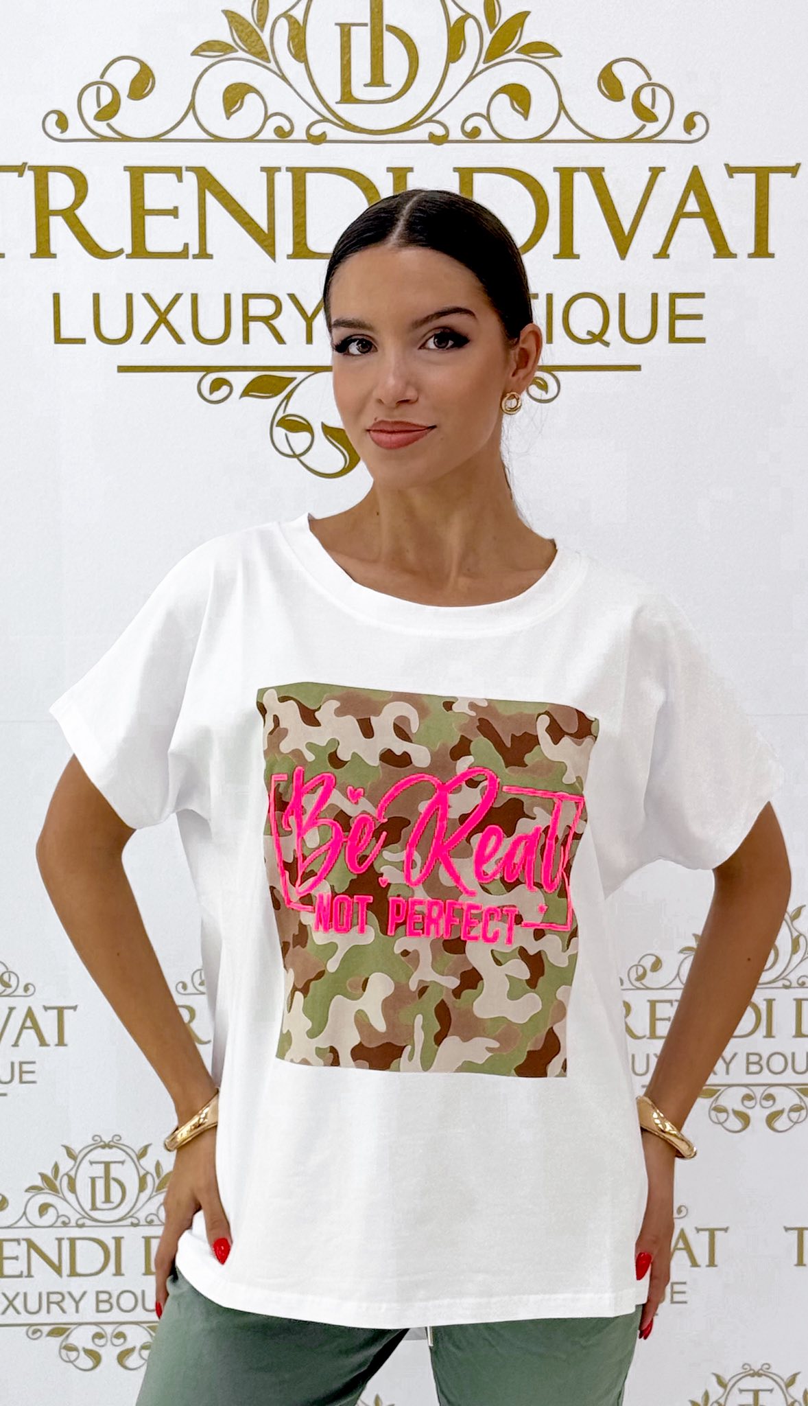 Plus size, „Be Real Not Perfect” feliratos, terepminta betétes felső - Image 13