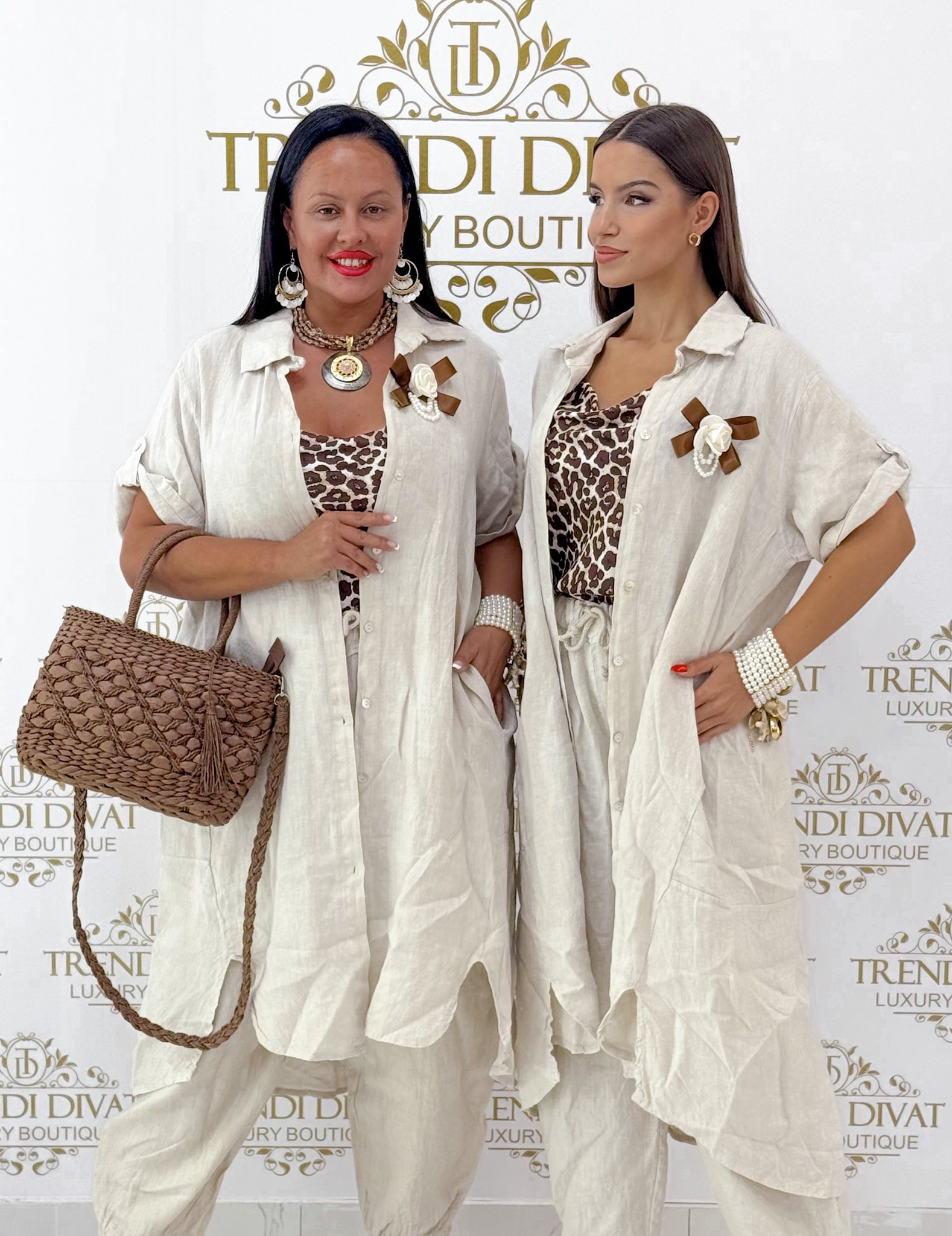 Lenvászon hatású galléros ing tunika, virágos kitűzővel - Image 18