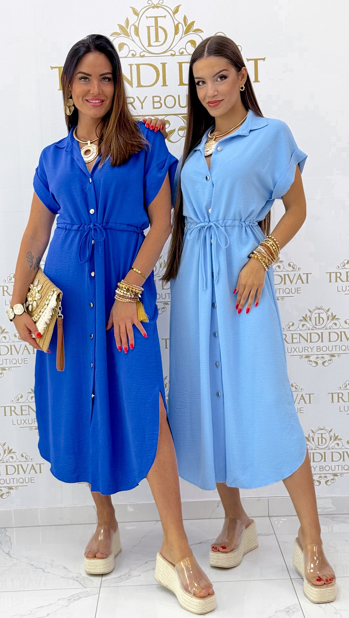 Oldalt felsliccelt, derekánál megkötős, arany színű gombokkal díszített muszlin ruha