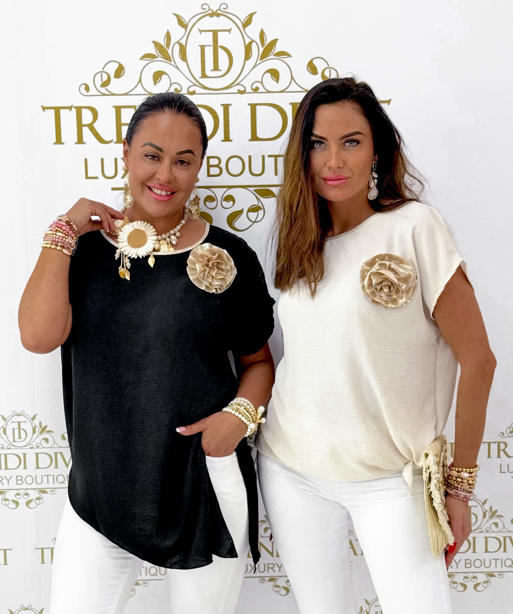 Oldalt megkötős, lenge anyagú, virágos brossal díszített felső - Image 23