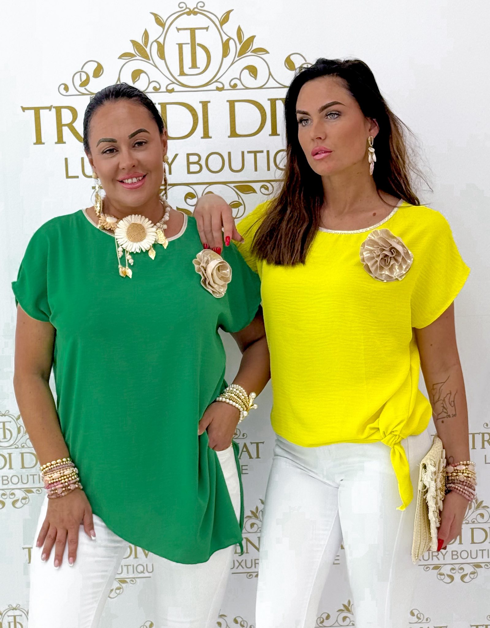 Oldalt megkötős, lenge anyagú, virágos brossal díszített felső - Image 2