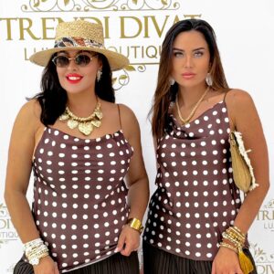 Ejtett nyakú, spagetti pántos, selyem anyagú pöttyös kis top