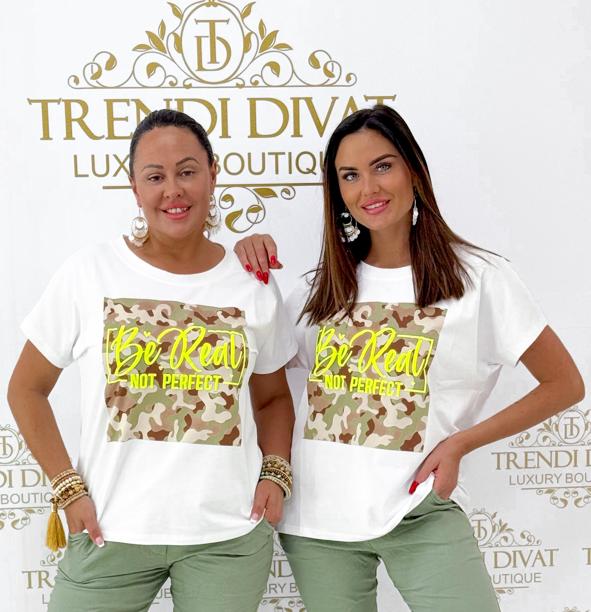 Plus size, „Be Real Not Perfect” feliratos, terepminta betétes felső