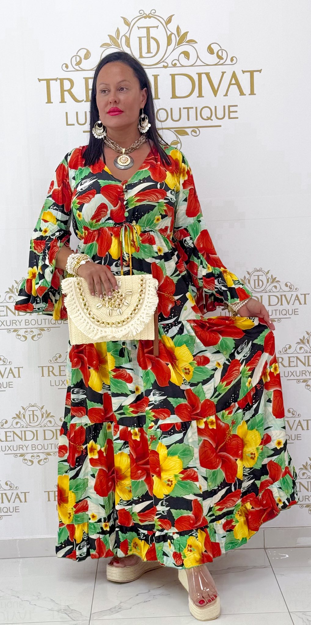 Gombos V-nyakú, mell alatt megkötős, liliom mintázatú, fodros maxi ruha - Image 4