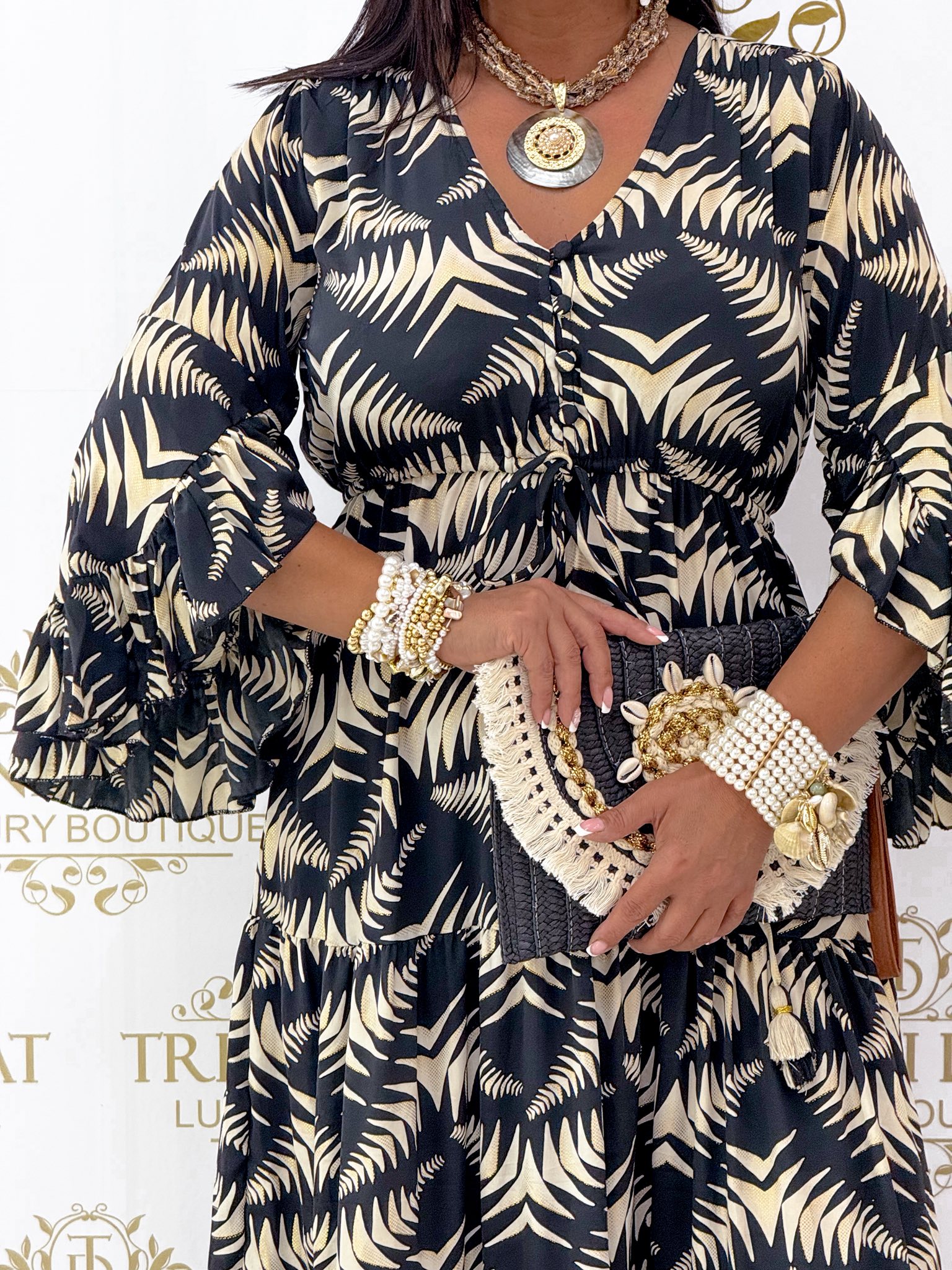 Gombos V-nyakú, mell alatt megkötős, különleges mintázatú, fodros maxi ruha - Image 2