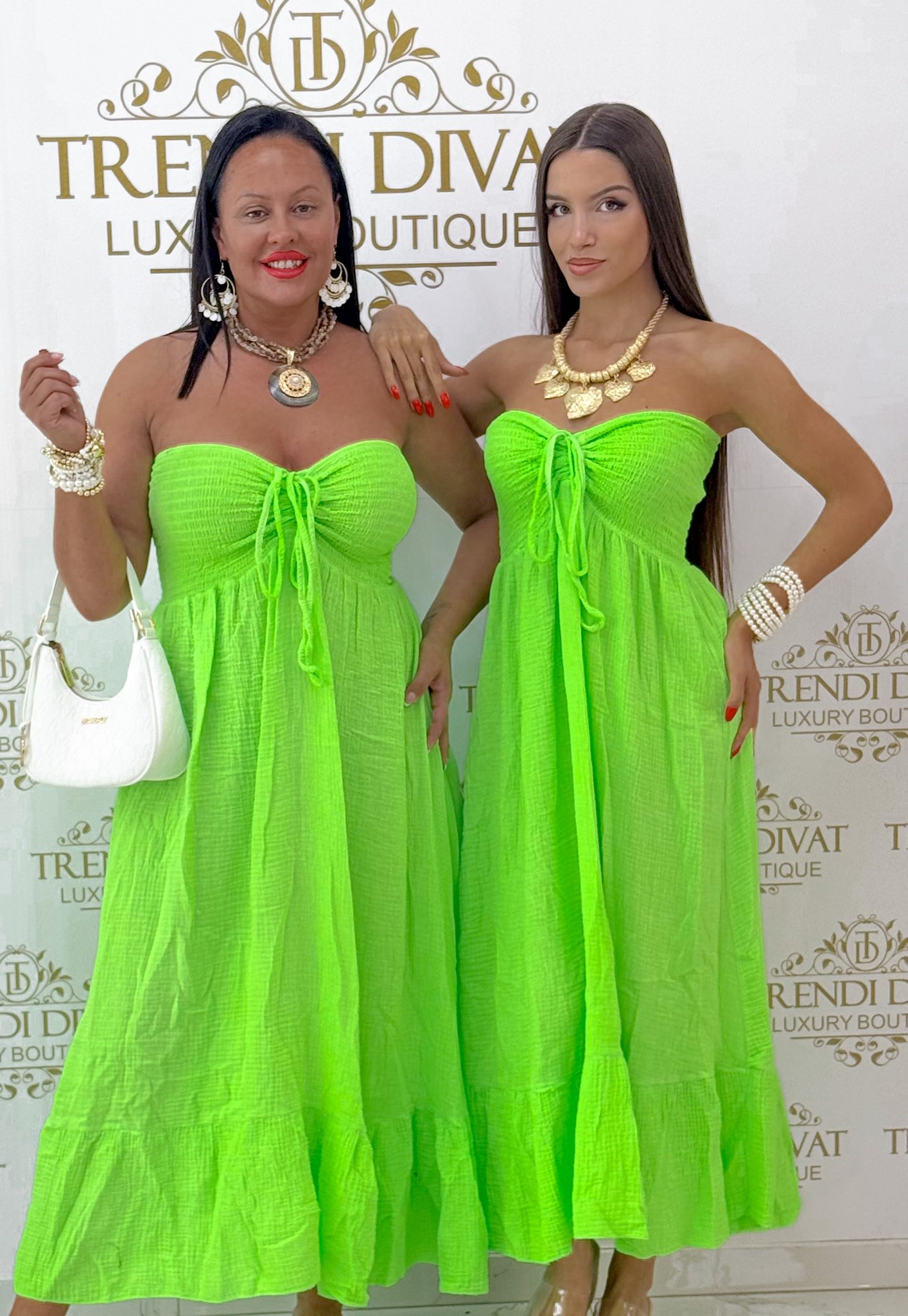 Lenge géz anyagú, mellnél gumírozott, fodros aljú ruha - Image 3