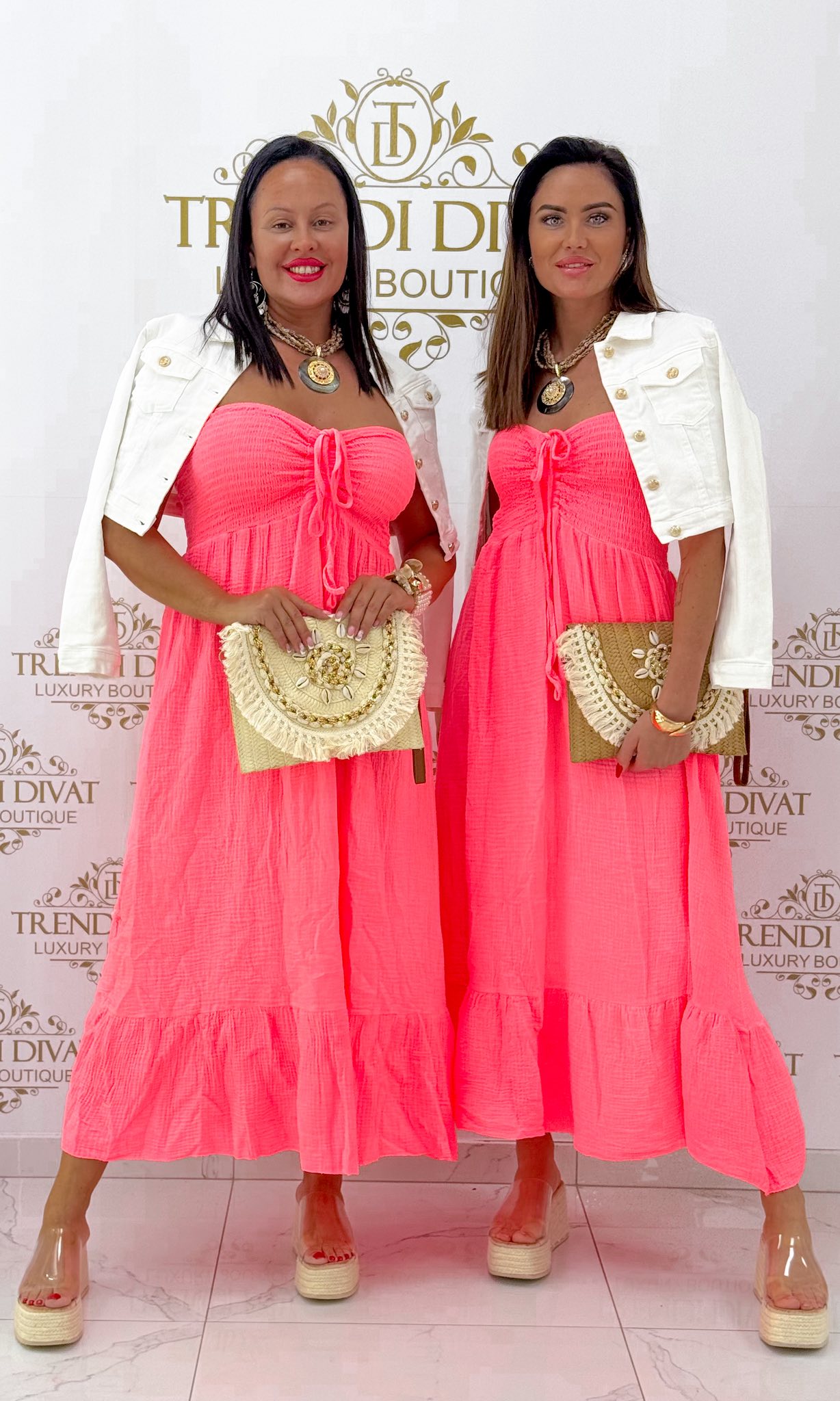 Lenge géz anyagú, mellnél gumírozott, fodros aljú ruha