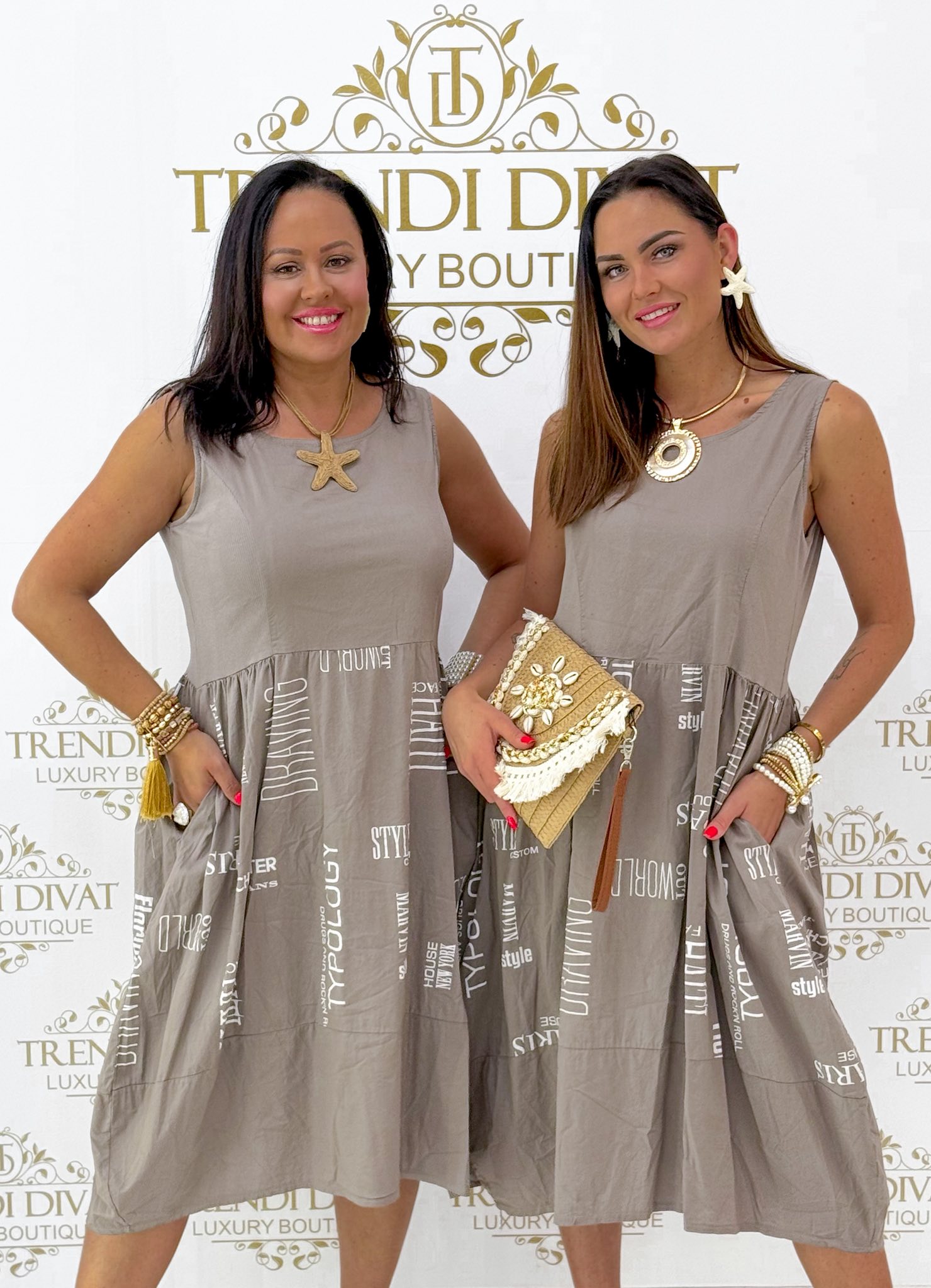 Bordázott anyagú felsőrészes, feliratos vászon szoknyarészes hagymaruha - Image 31