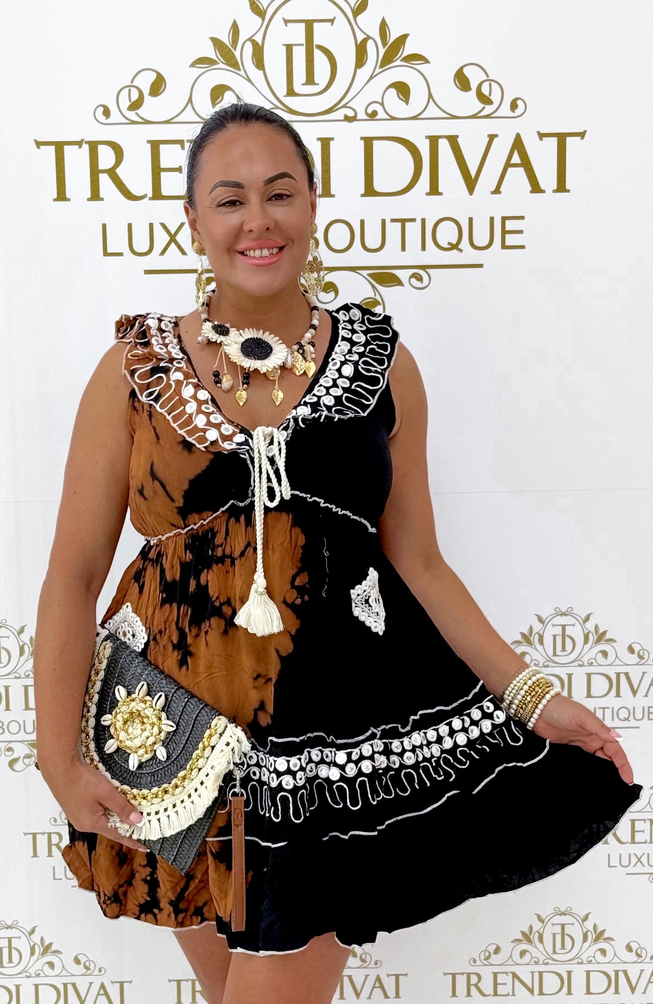 Ujjatlan, különleges batikolt mintázatú, hímzett fodros kis ruha - Image 4