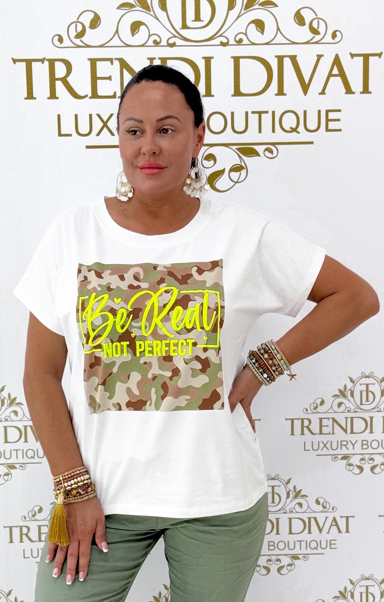 Plus size, „Be Real Not Perfect” feliratos, terepminta betétes felső - Image 5