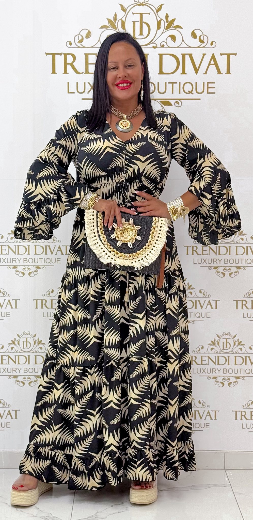 Gombos V-nyakú, mell alatt megkötős, különleges mintázatú, fodros maxi ruha - Image 4