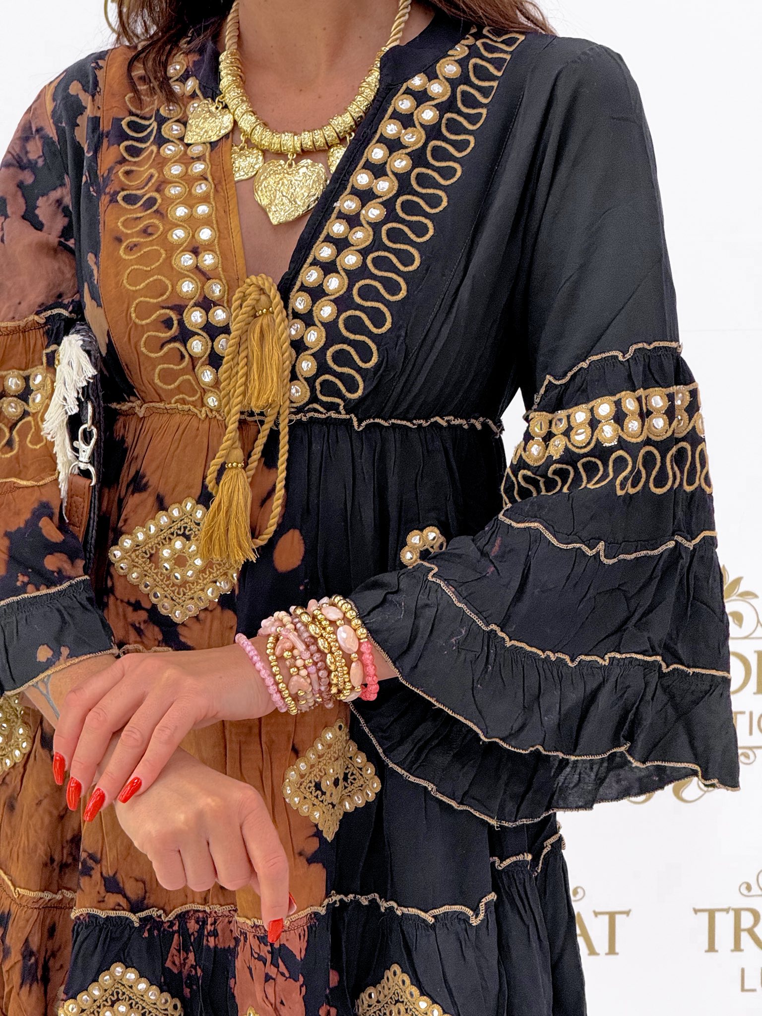 V-nyakú, tölcsér ujjú, különleges batikolt, horgolt mintázatú fodros kis ruha - Image 5