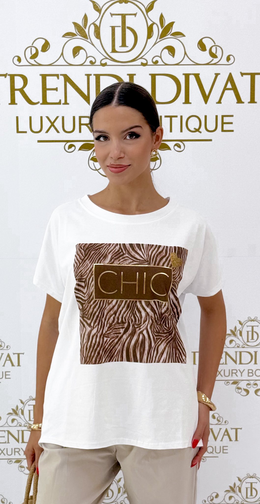 Plus size, "CHIC" feliratos, különleges mintázatú felső - Image 5