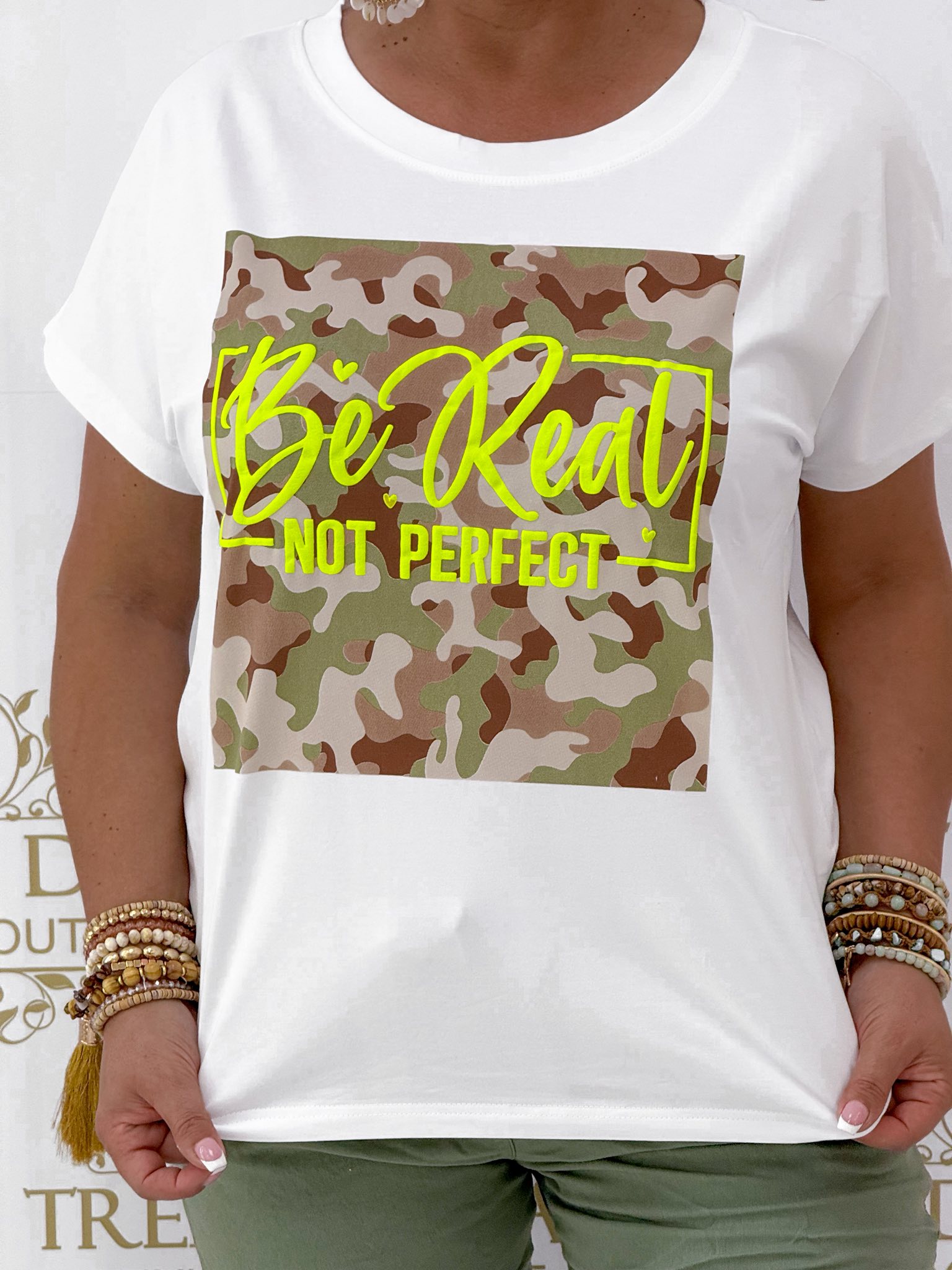 Plus size, „Be Real Not Perfect” feliratos, terepminta betétes felső - Image 6