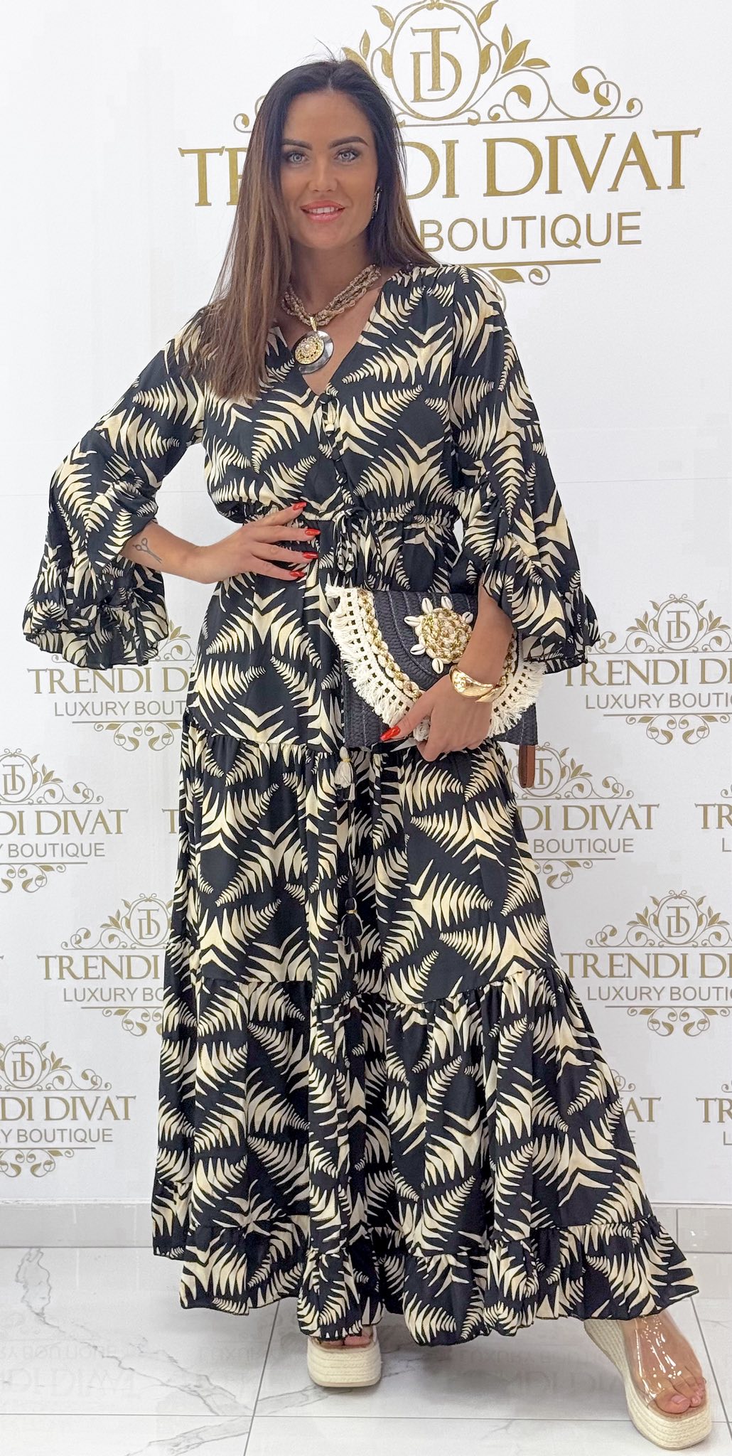 Gombos V-nyakú, mell alatt megkötős, különleges mintázatú, fodros maxi ruha - Image 5