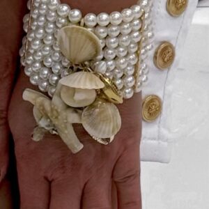 Kagylókkal díszített, többsoros gyöngyös karperec