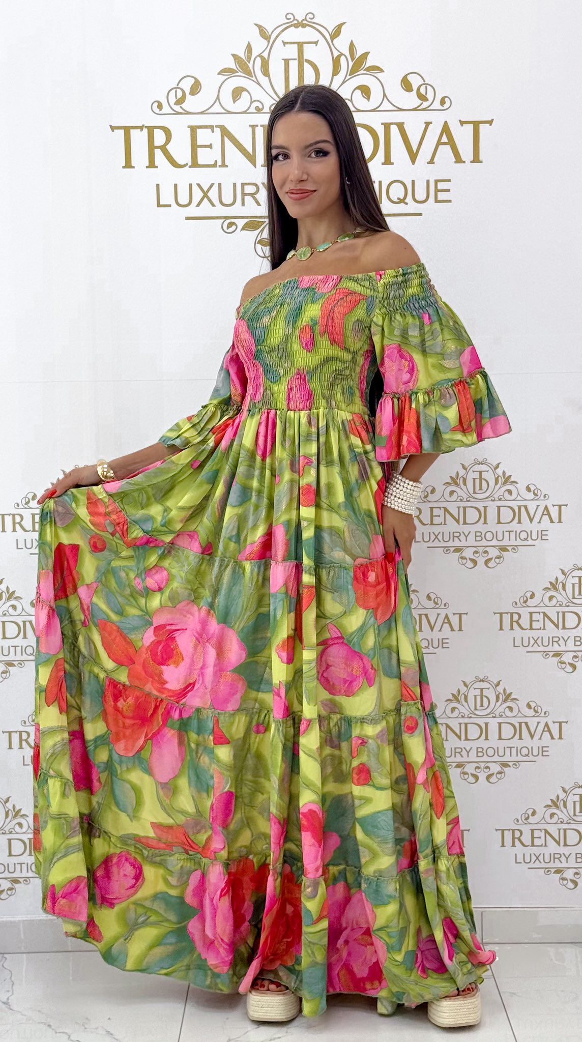 Mell résznél gumírozott, rózsaszín virág mintázatú, fodros maxi ruha - Image 6