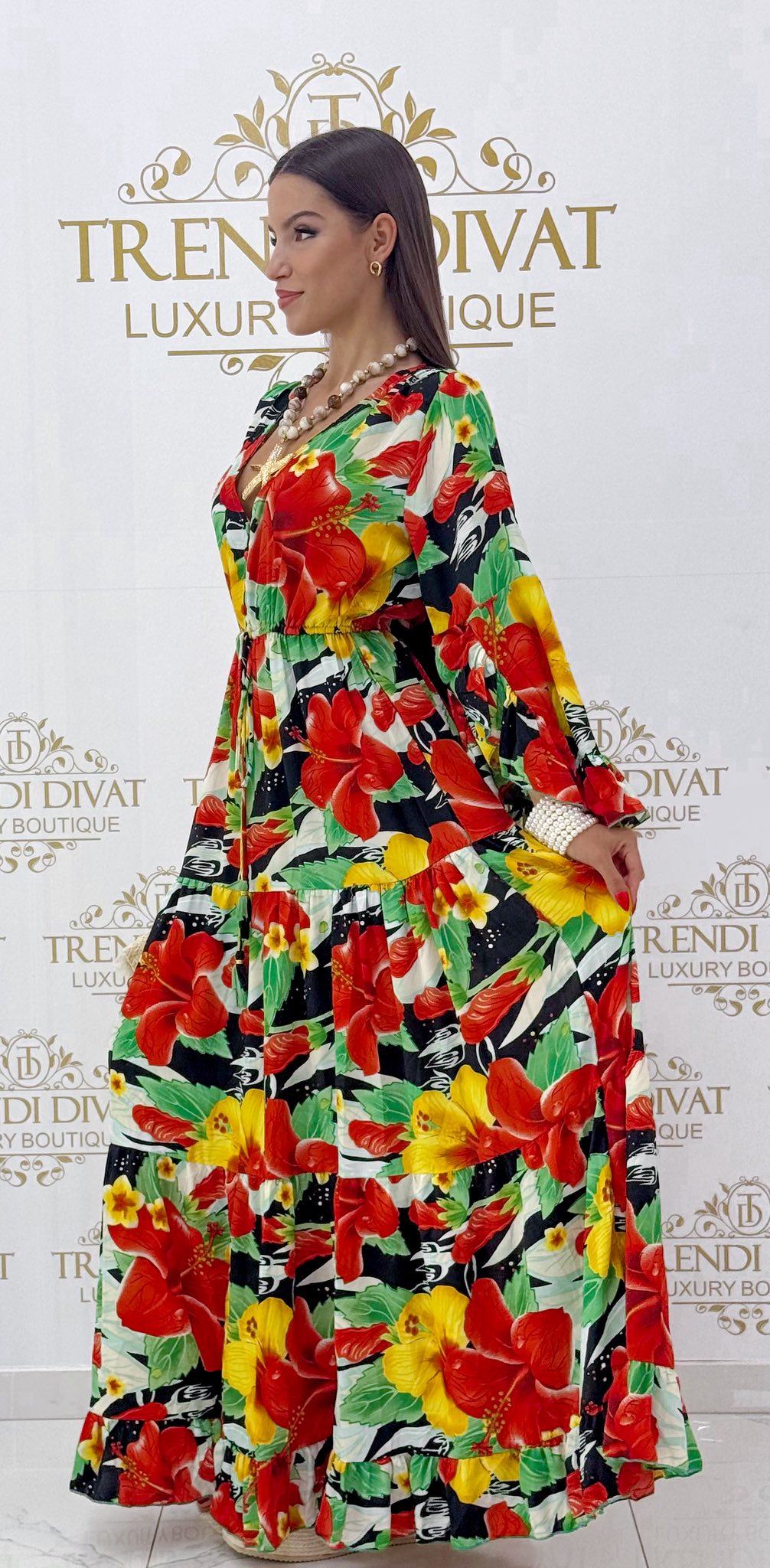 Gombos V-nyakú, mell alatt megkötős, liliom mintázatú, fodros maxi ruha - Image 7