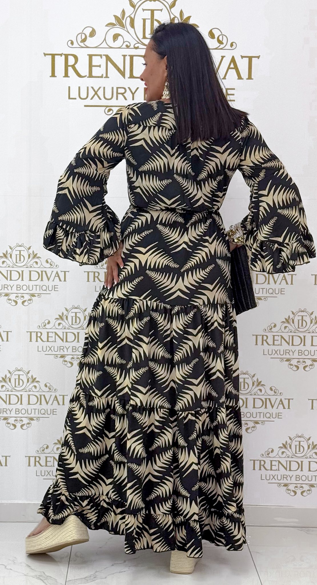 Gombos V-nyakú, mell alatt megkötős, különleges mintázatú, fodros maxi ruha - Image 7