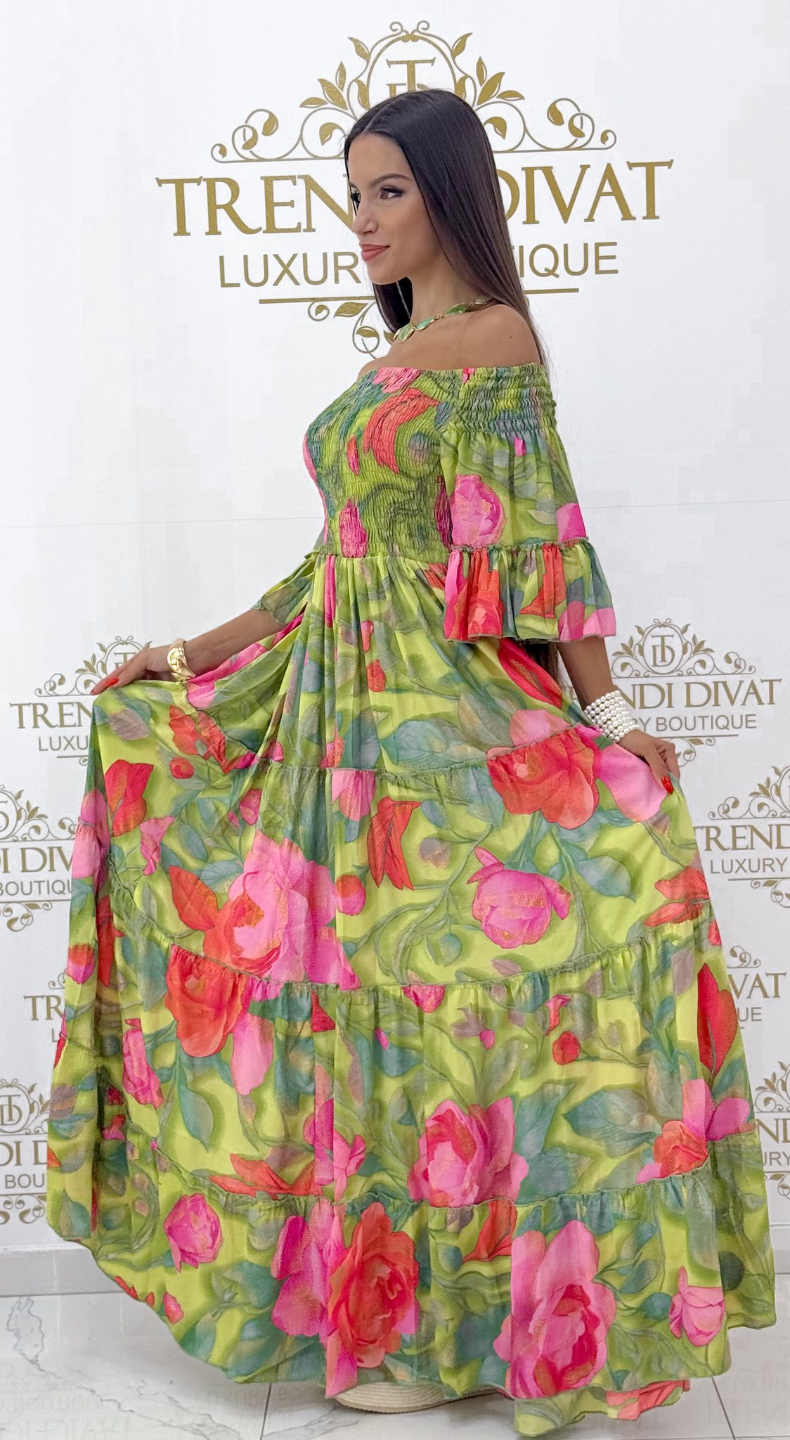 Mell résznél gumírozott, rózsaszín virág mintázatú, fodros maxi ruha - Image 7