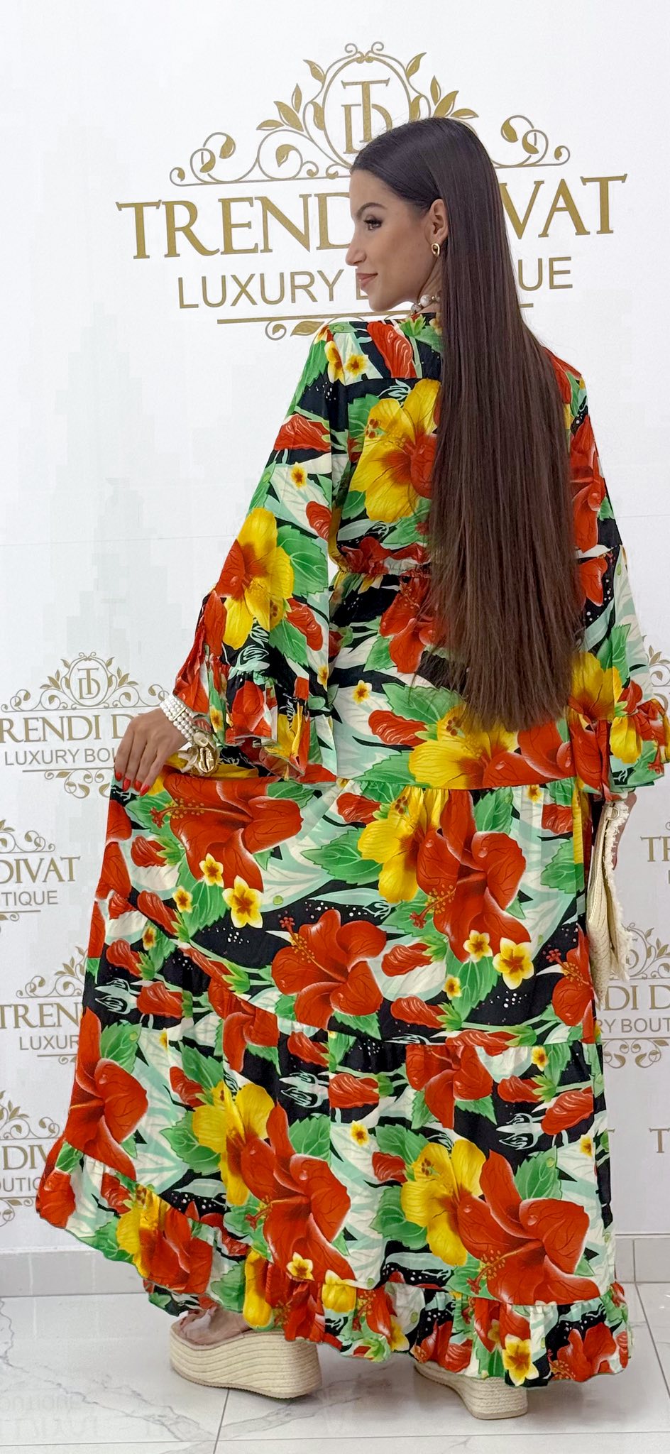 Gombos V-nyakú, mell alatt megkötős, liliom mintázatú, fodros maxi ruha - Image 8