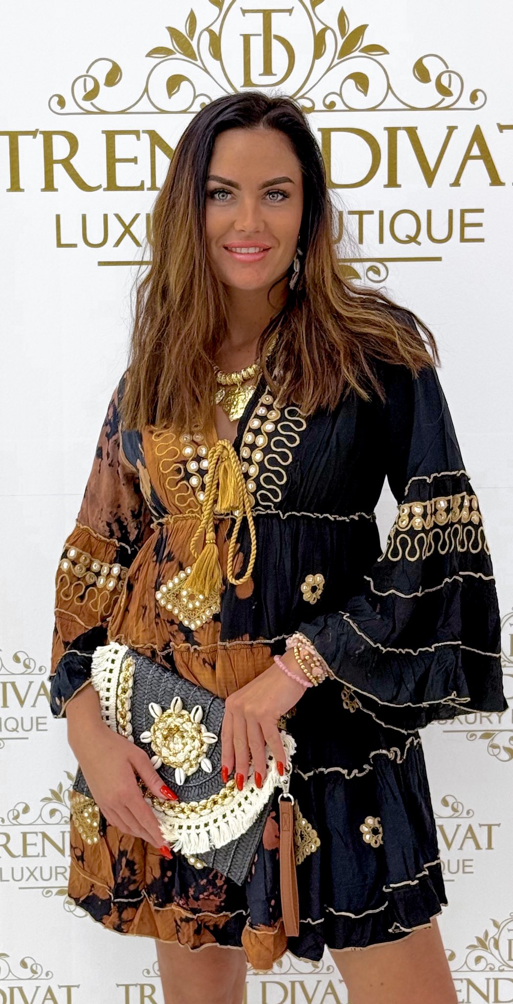 V-nyakú, tölcsér ujjú, különleges batikolt, horgolt mintázatú fodros kis ruha - Image 8