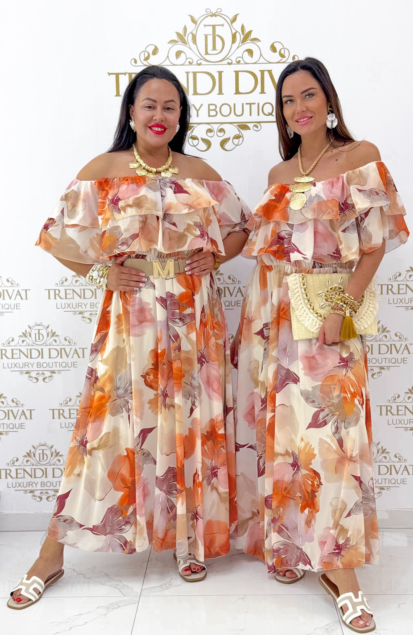 Mellrésznél fodros, különleges virág mintázatú, muszlin anyagú maxi ruha