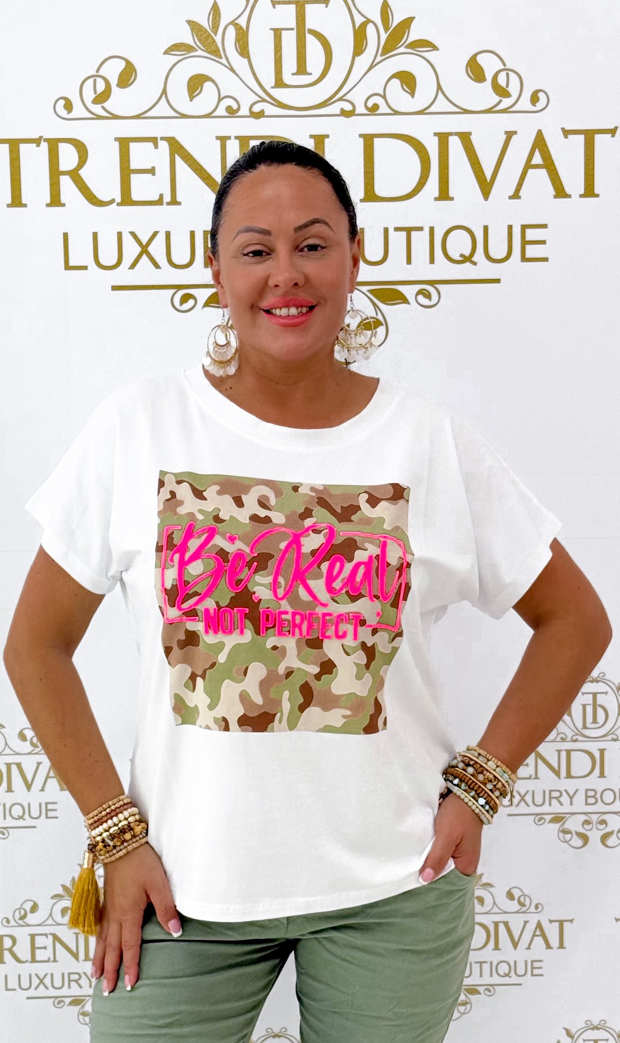 Plus size, „Be Real Not Perfect” feliratos, terepminta betétes felső - Image 10