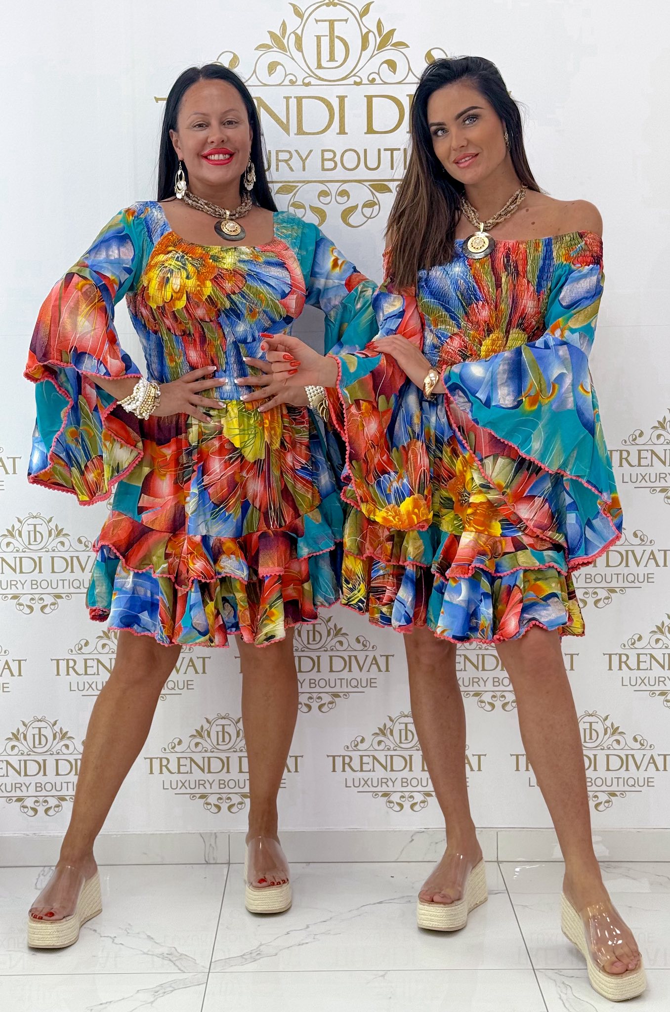 Egyedi tölcsér ujjú, mell résznél gumírozott, mintás fodros kis ruha