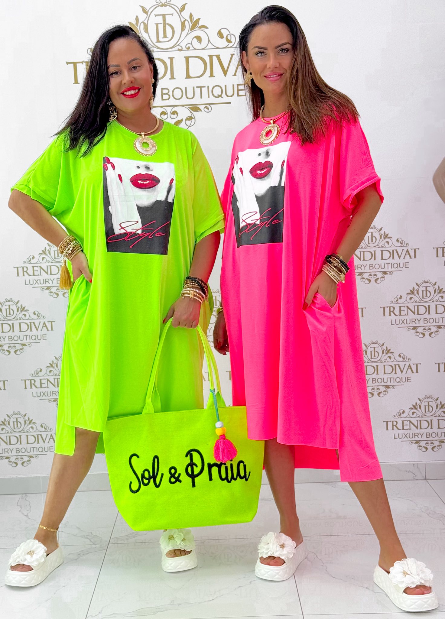 Női mintázatú, laza fazonú, zsebes pólóruha